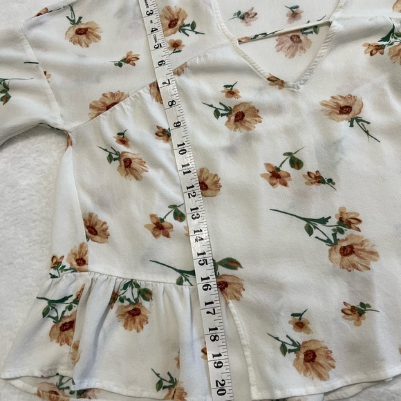 Forever 21 Floral V-Neck Women's Top. #06 - Picture 9 of 10